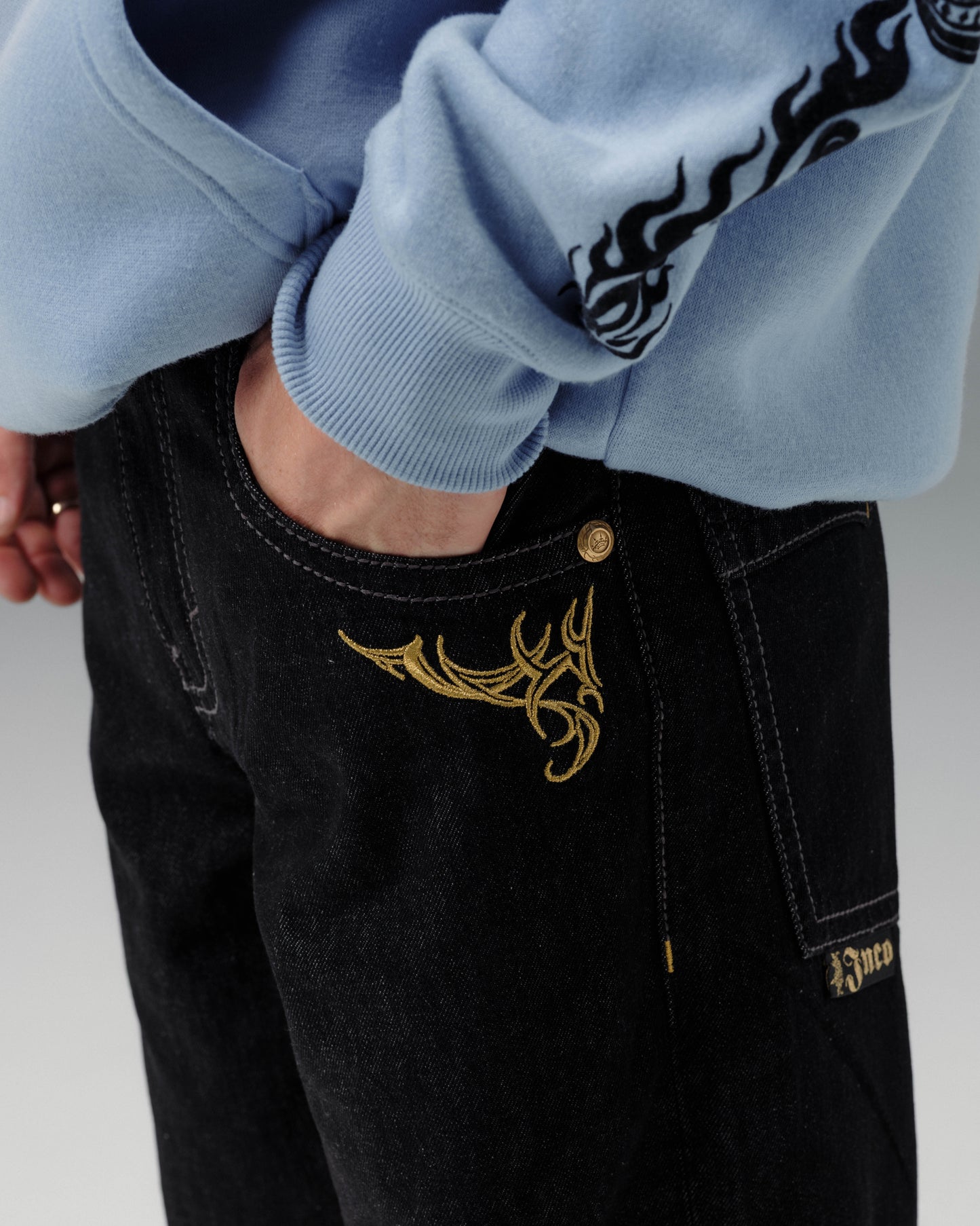 Karatz. 23". Laser Black.