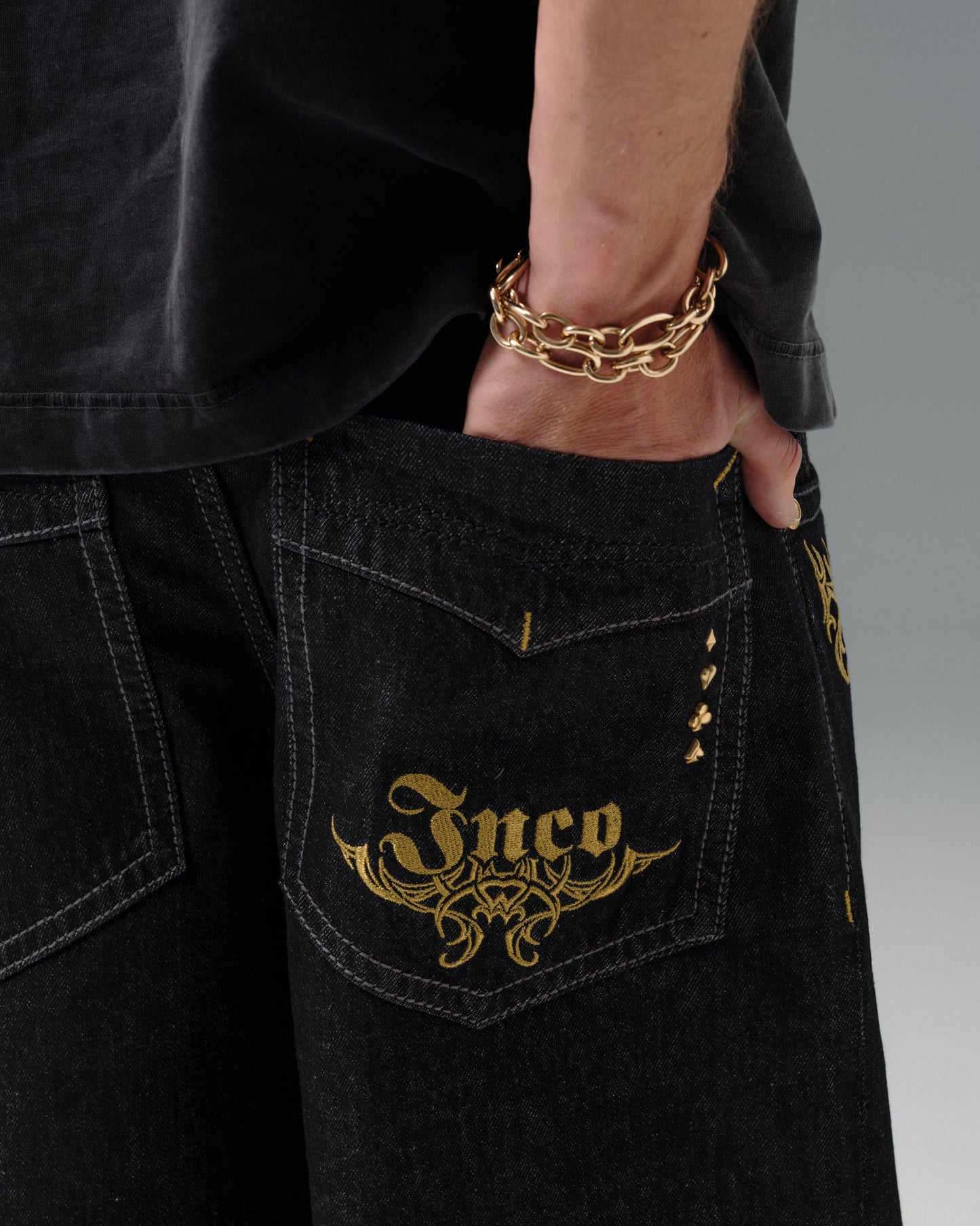 Karatz. 23". Laser Black.