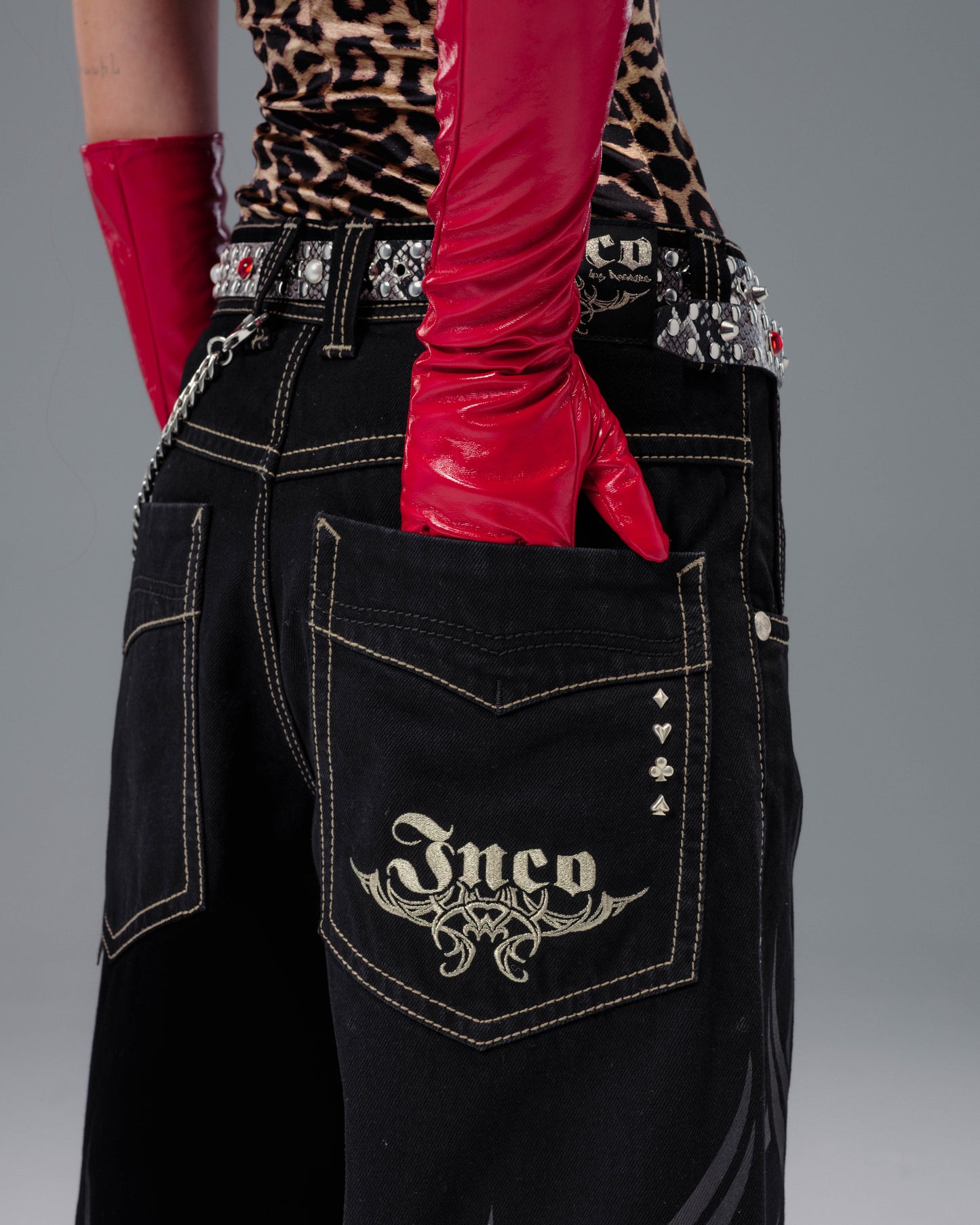 W Flame Karatz. 23". Jet Black.