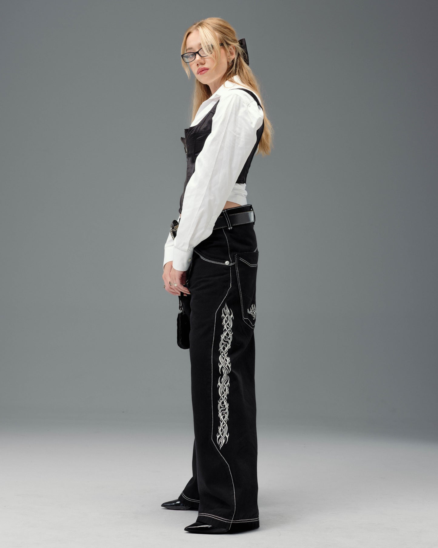 W Majestik. 23". Jet Black.