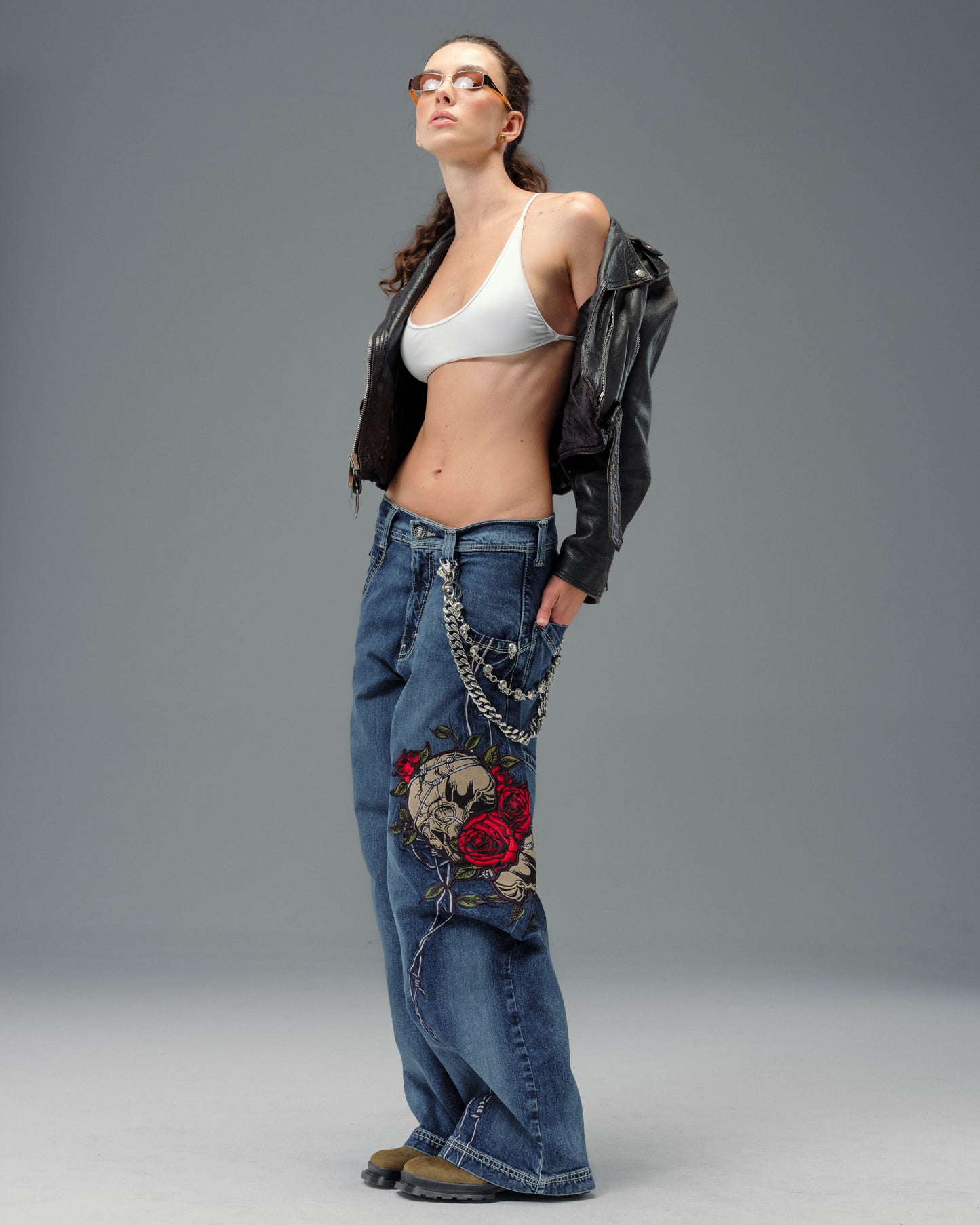 W Skull & Roses. 24". Hand-Sand Dark Stone.