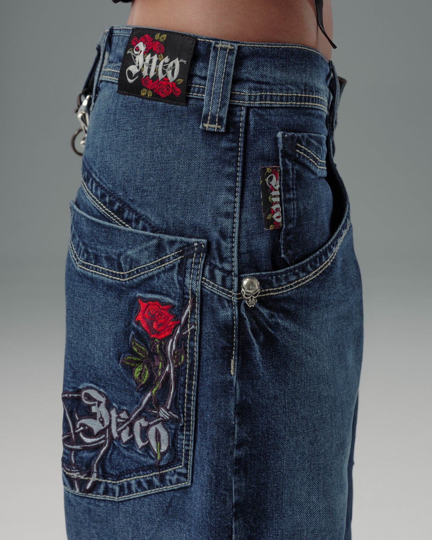 W Skull & Roses. 24". Hand-Sand Dark Stone.