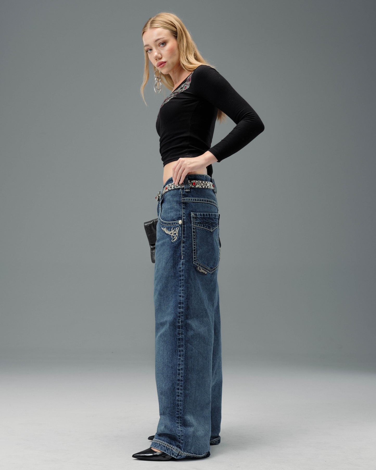 W Karatz. 23". Hand-Sand Dark Stone.