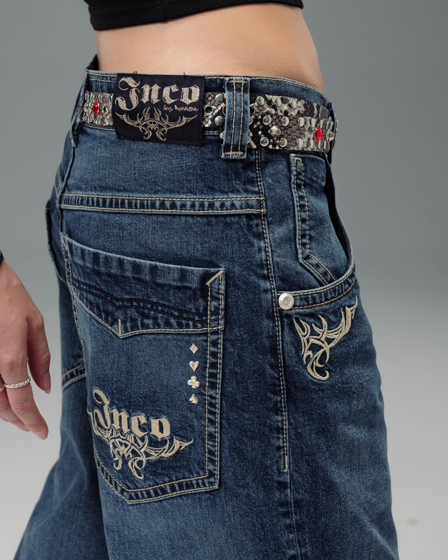 W Karatz. 23". Hand-Sand Dark Stone.