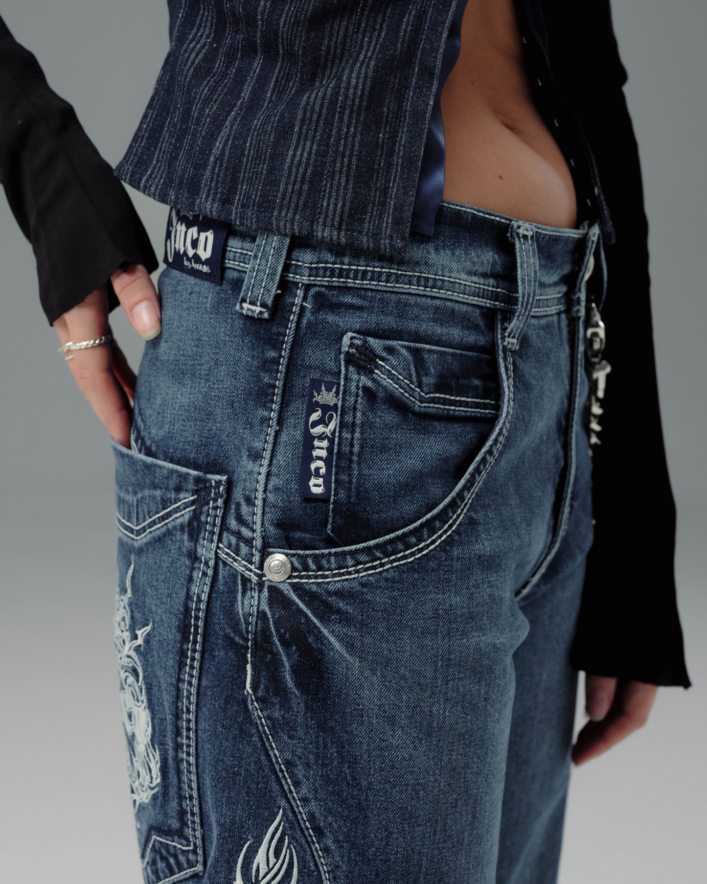 W Majestik. 23". Hand-Sand Dark Stone.