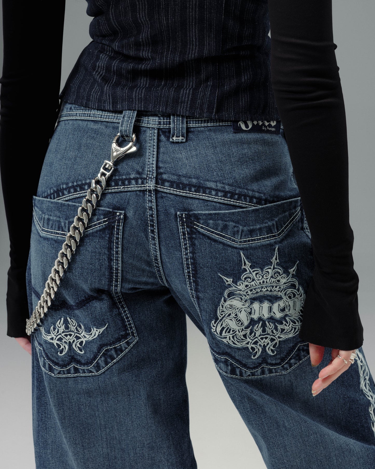 W Majestik. 23". Hand-Sand Dark Stone.